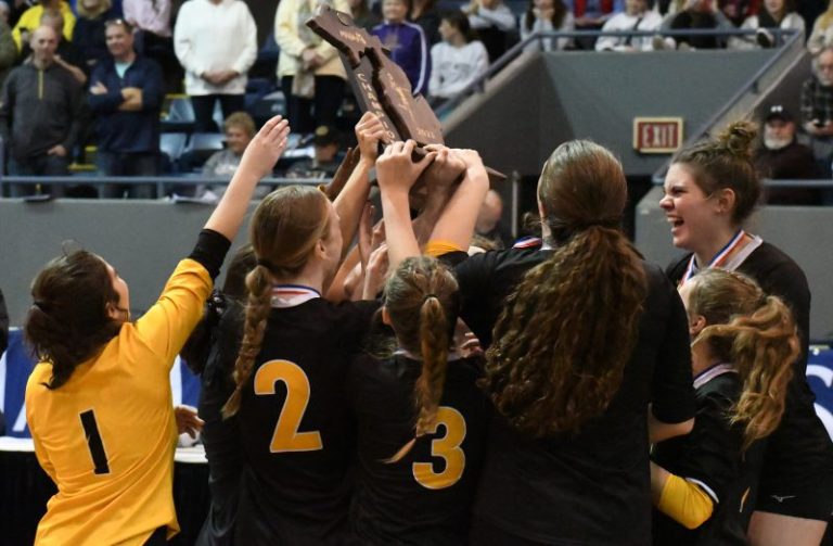 Everest Collegiate Rallies Again To Win D4 Title