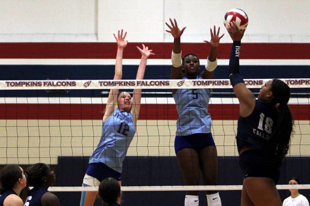Texas HS: Tompkins vs. Friendswood – Photos